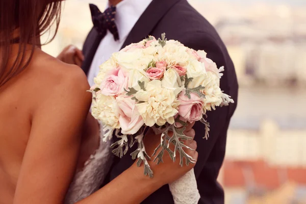 Gelin ve damat kucaklayan detayını. Güzel düğün buket tutan gelin