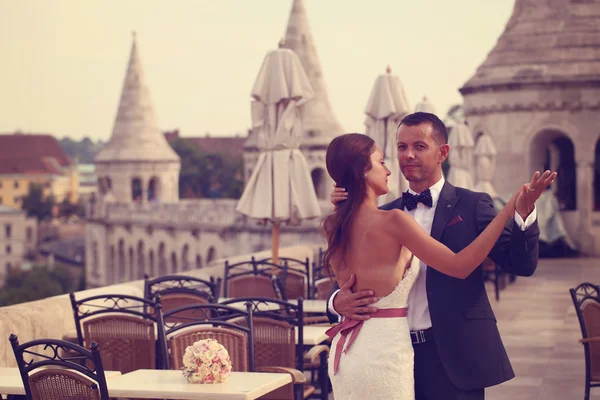 Sposa e sposo che ballano nella parte superiore della città — Foto Stock