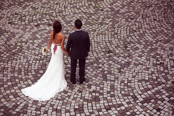 Bride and groom on pavement — Stock Photo, Image