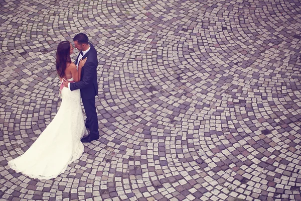 Bride and groom on pavement — Stock Photo, Image