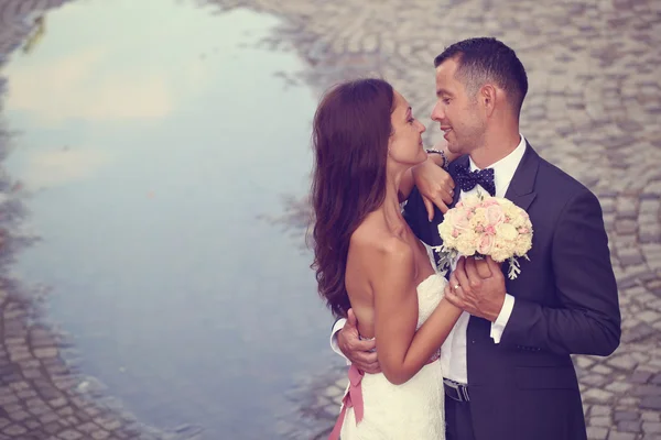 Anbud bruden och brudgummen — Stockfoto