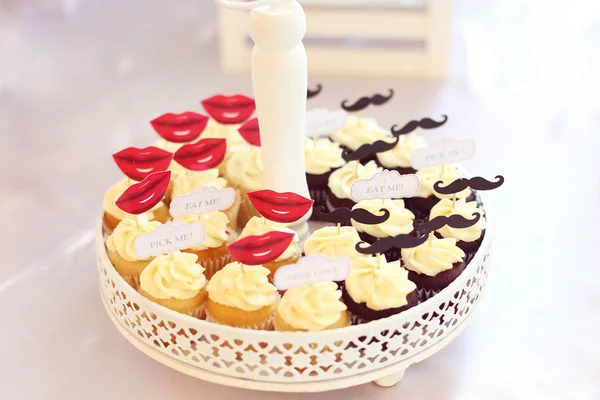 Deliciosos muffins com texto Comer-me — Fotografia de Stock