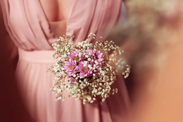 Mains de demoiselle d'honneur tenant un beau bouquet de gypsophila — Photo
