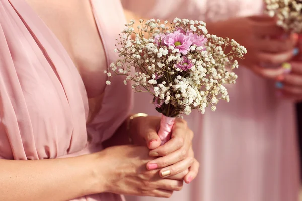 美しいカスミソウの花束を持って花嫁介添人の手 — ストック写真