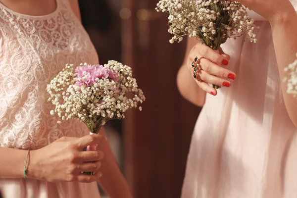 Hands of bridesmaid holding a beautiful gypsophila bouquet — Stock Photo, Image