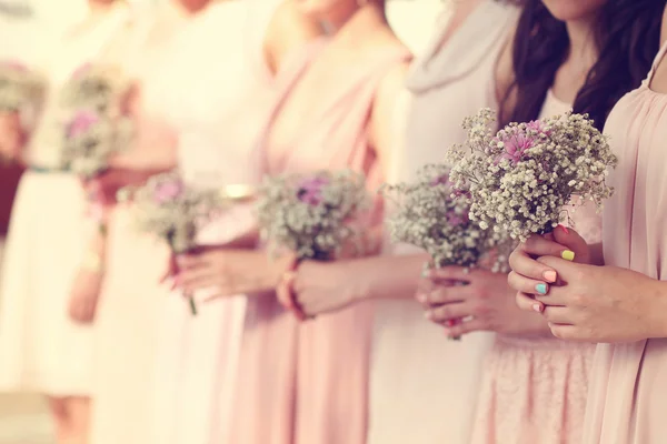 Руки подружки нареченої тримають красивий букет з гіпсофіли — стокове фото