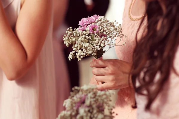 Handen van bruidsmeisje houden een mooie gypsophila boeket — Stockfoto