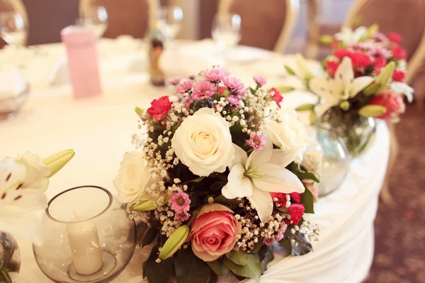 Gyönyörűen díszített esküvői asztalra virágokkal — Stock Fotó