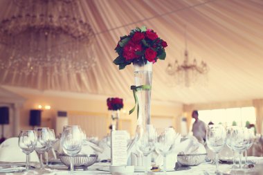 Düğün tablolar kırmızı gül ile dekore edilmiş