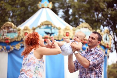 Anne ve babanın oğulları ile oynama
