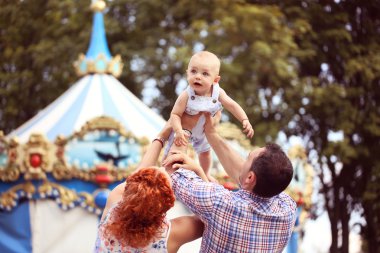 Anne ve babanın oğulları ile oynama