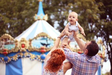 Anne ve babanın oğulları ile oynama