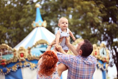 Anne ve babanın oğulları ile oynama