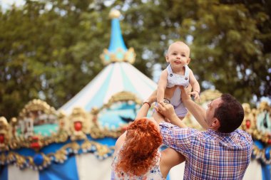 Anne ve babanın oğulları ile oynama