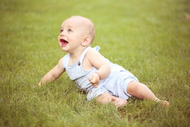 Küçük çocuk parkta eğleniyor