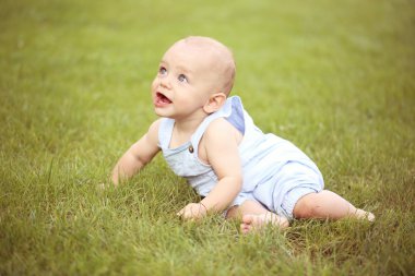 Küçük çocuk parkta eğleniyor