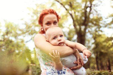 Anne oğlunu parkta holding