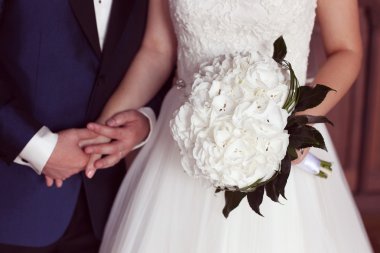 Gelin ve damat el ele tutuşarak detay