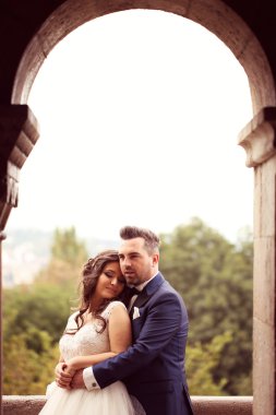 Gelin ve damat kucaklıyor