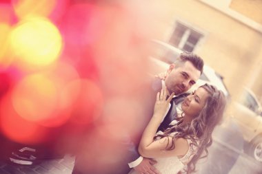 Gelin ve damat sarılıyor.