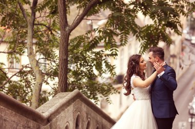 Gelin ve damat dışarıda dans