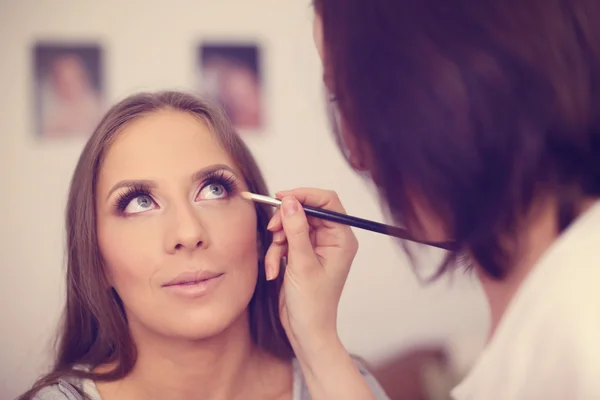 Make up artist applying make up on woman face — Stock Photo, Image