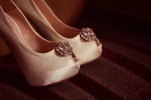 Beautiful wedding shoes for a bride — Stock Photo, Image