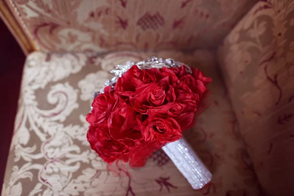 Bouquet da sposa rosso fatto di fiori di carta — Foto Stock