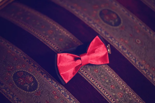 Червона краватка на смугастому фоні — стокове фото