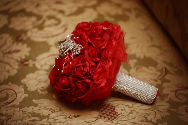 Buquê de casamento vermelho feito de flores de papel — Fotografia de Stock