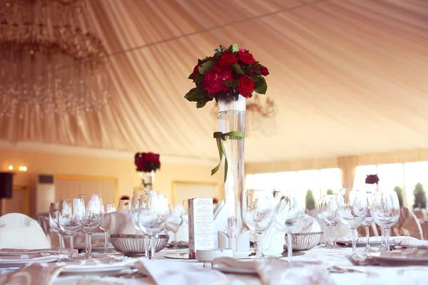 Mesas de boda bellamente decoradas con rosas rojas — Foto de Stock