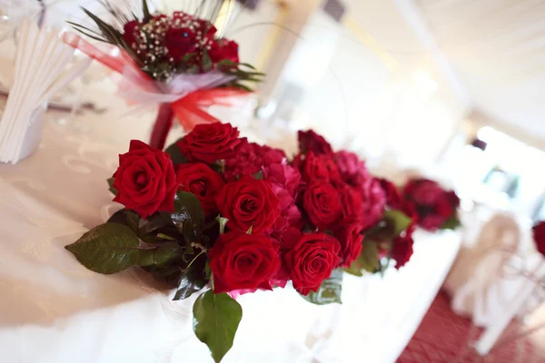 Ramo rojo para mesa de boda — Foto de Stock
