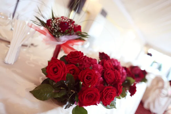 Roter Strauß für Hochzeitstisch — Stockfoto