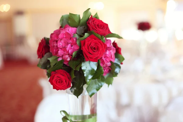 Red bouquet for wedding table — Stock Photo, Image