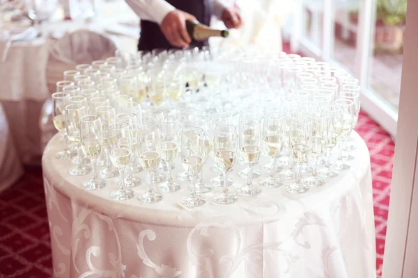 Много бокалов шампанского на столе — стоковое фото