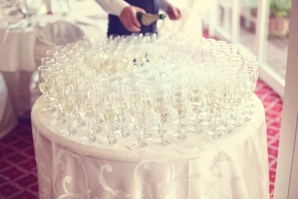 Många glas champagne på bord — Stockfoto