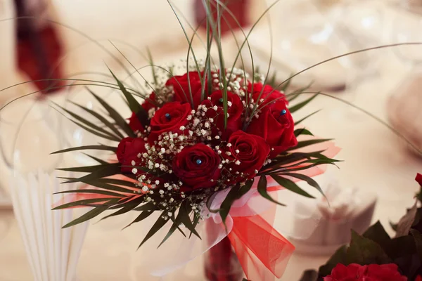 Bouquet rosso per tavola nuziale — Foto Stock