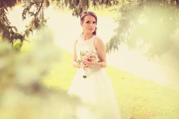 Hermosa novia con ramo de boda — Foto de Stock