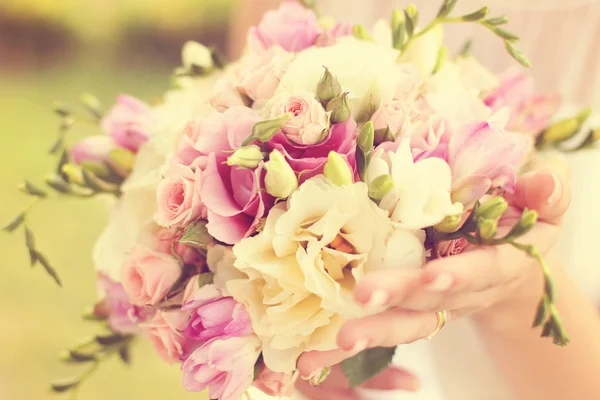 Beau bouquet de mariage entre les mains d'une mariée — Photo