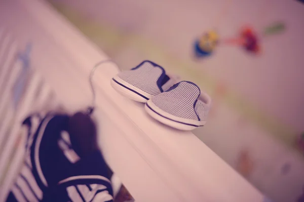 Barn skor på trä säng — Stockfoto