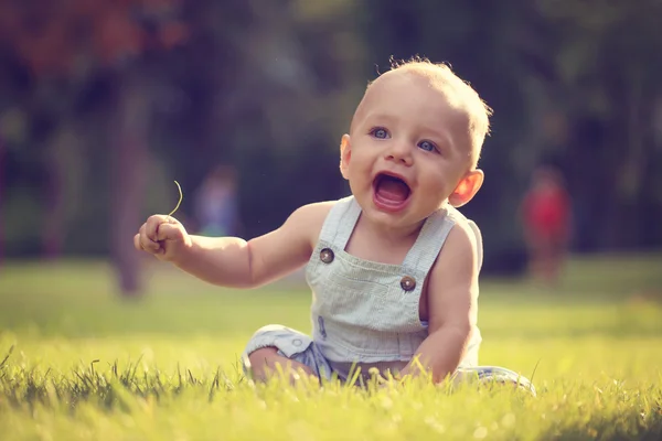 Liten pojke har kul i parken — Stockfoto