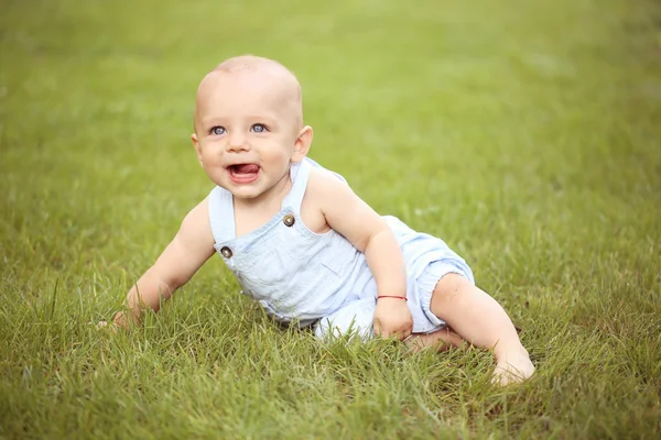 Malý kluk baví v parku — Stock fotografie