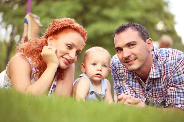 Parktaki mutlu bir ailenin portresi. — Stok fotoğraf