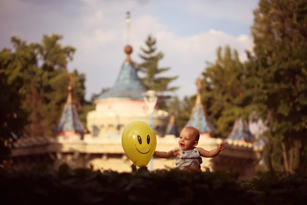 Furcsa és boldog fiú játszik a ballon — Stock Fotó