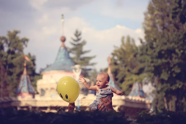 Nieuwsgierig en gelukkig jongen spelen met ballon — Stockfoto