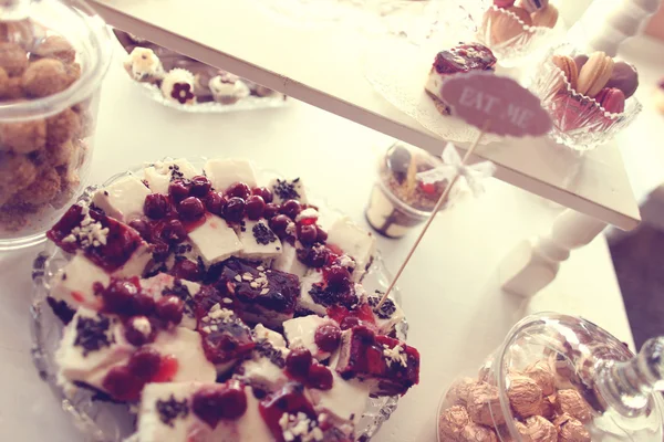 Köstliche Mischung aus Süßigkeiten auf dem Tisch — Stockfoto