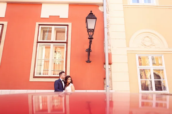 Bride and groom in the city — Stock Photo, Image