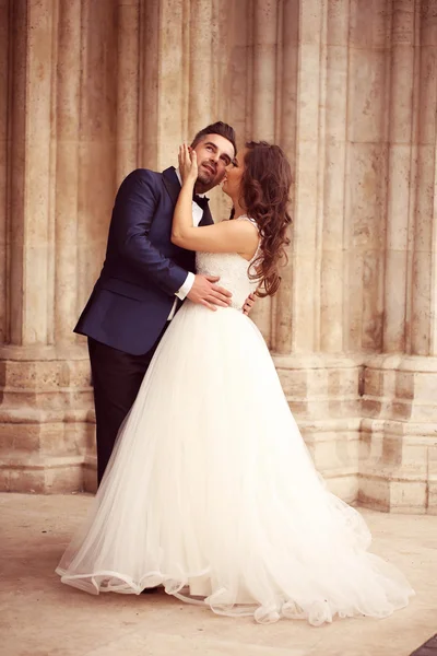 Bride and groom kissing — Stock Photo, Image