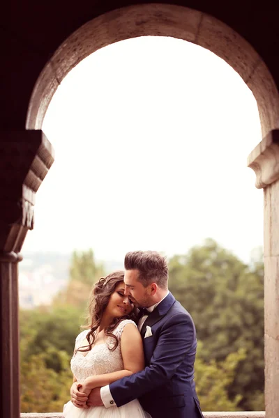 Bride and groom embracing — Stock Photo, Image