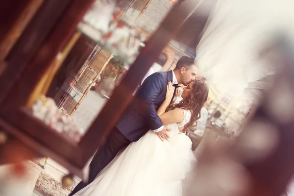 Groom kissing the bride on forehead — Stock Photo, Image